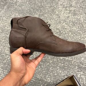 Van Heusen Vander Brown Size 12